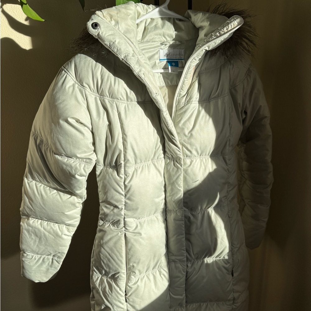 Columbia White Puffer Jacket with Hood and Quilted Design